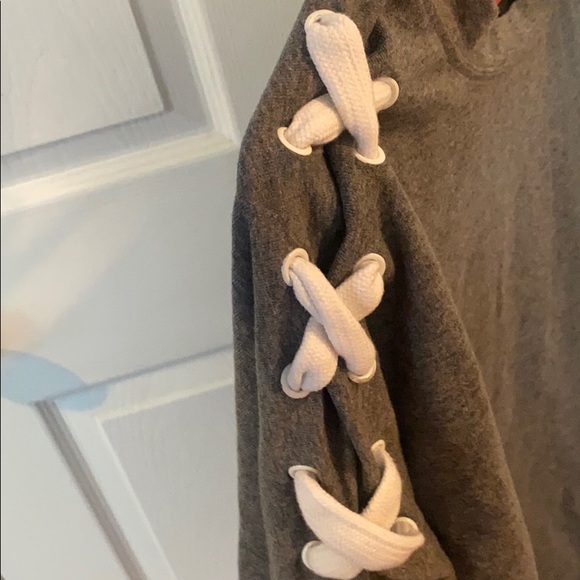 A gray sweater with white - Picture 2 of 3